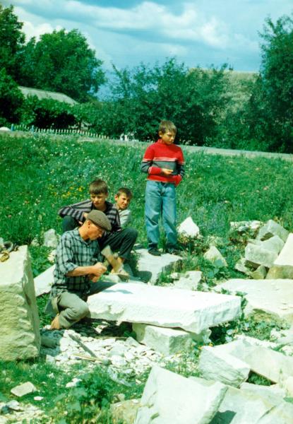 Cioplitul pietrei în s. Cosăuţi. Foto 2008.