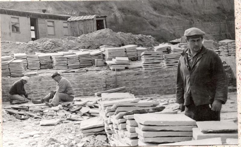 Cioplitul pietrei în s. Cosăuţi. Foto 1980. Muzeul satului Cosăuţi.