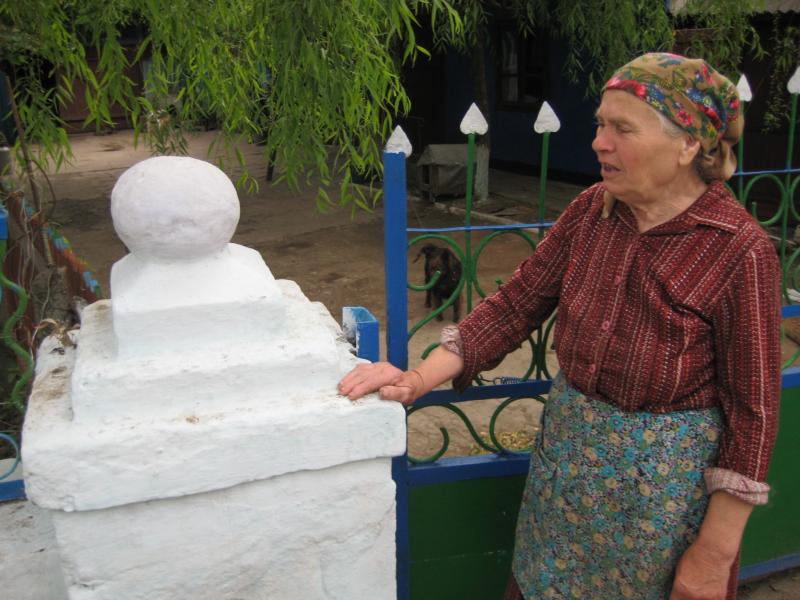 Stâlp de poartă, s. Prodanesti Floresti. Foto Bizgu 2008.