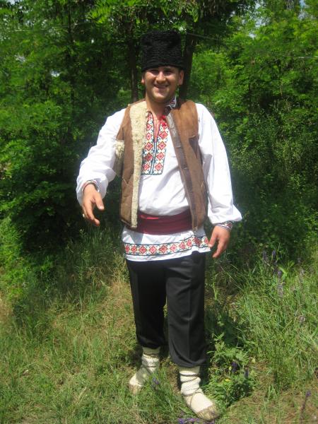Tânăr în bondiţă şi căciulă de cârlan. S. Valeni. Foto 2010
