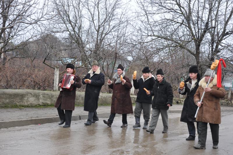 Colindători din s. Şipca, Şoldăneşti îmbrăcaţi în cojoace. Foto 2011