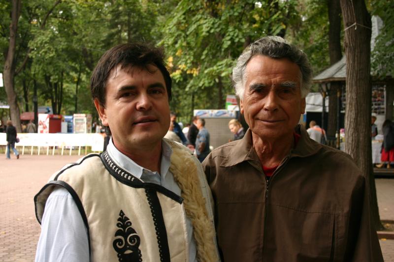 . Ion Bălteanu, preşedintele Uniunii Meşterilor Populari din Moldova îmbrăcat în bondiţă nouă
