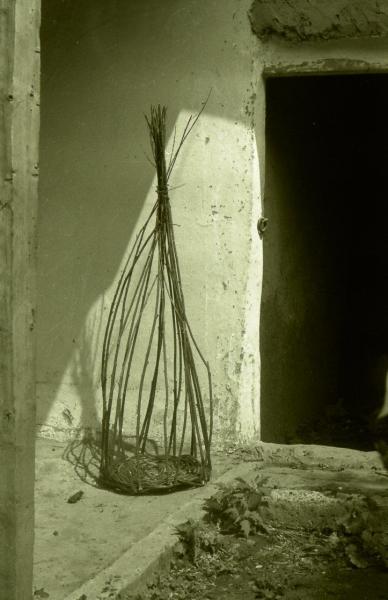 Prima etapă de împletire a coşului în gospodăria ţărănească. S. Popeasca, Ştefan- Vodă. Foto 1988.