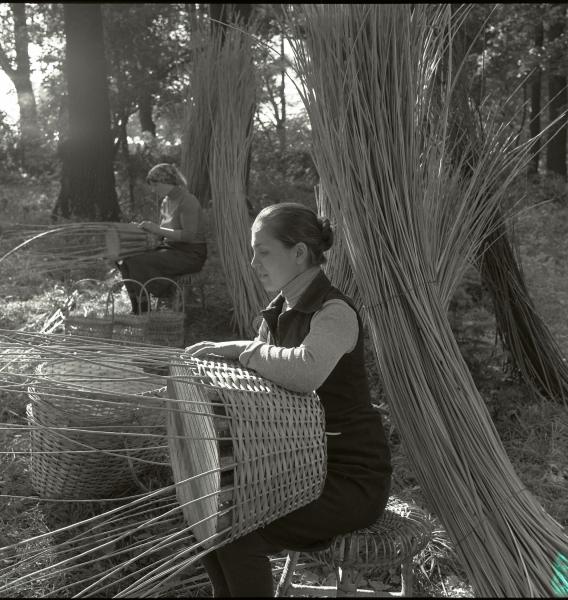 Împletirea obiectelor în Gospodăria Silvică din Soroca.Foto 1983.